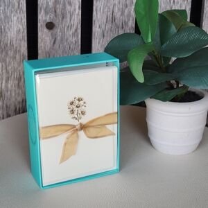Graphique Elegant Gold Foil Embossed Chamomile Bouquet Note Cards